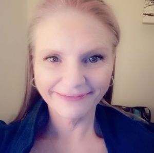 Meet your Posher, Lora